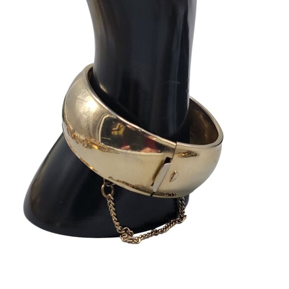 Coro Pegasus Wide Bangle Bracelet W/Safety Chain Gold Tone Vintage Sz 7 .92" - Picture 2 of 14